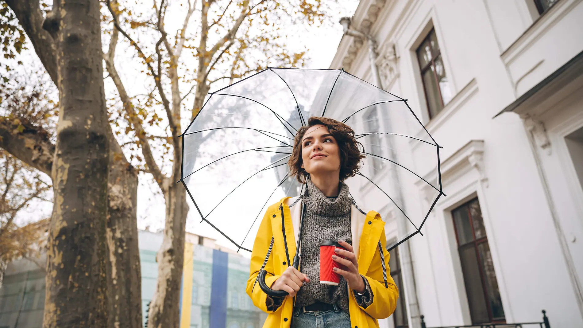 5 básicos para la temporada de lluvia que no pueden faltar en el armario de toda mujer